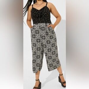 Torrid Jumpsuit size 5X adjustable straps black & white culottes geo print comfy